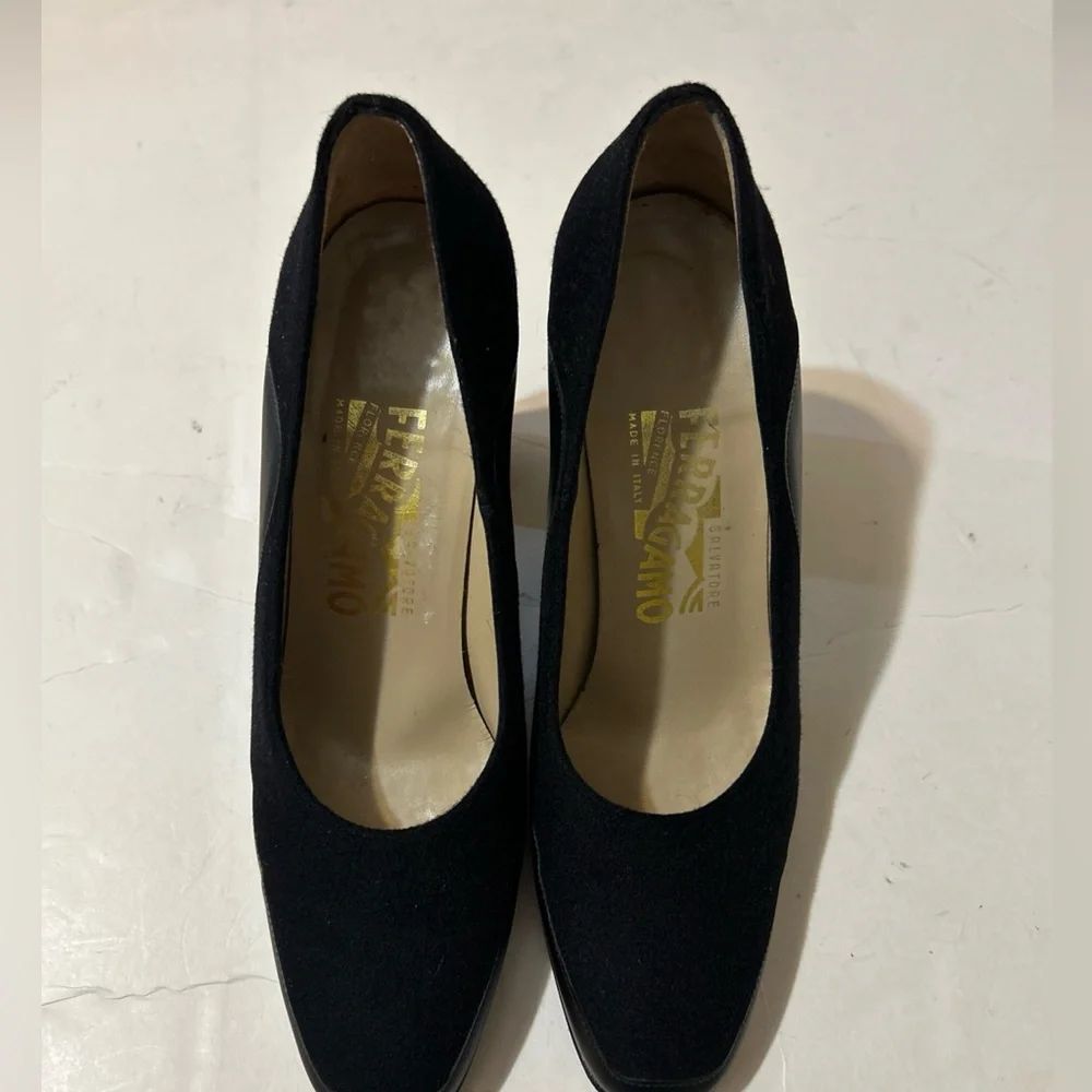 Salvatore Ferragamo Womens
Black & Suede Shoes Size 6